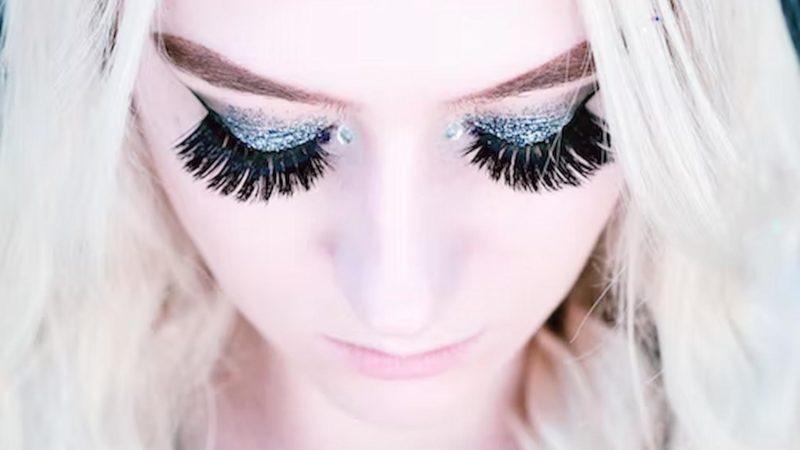 A Comprehensive Guide On How To Make Your Lashes Attractive