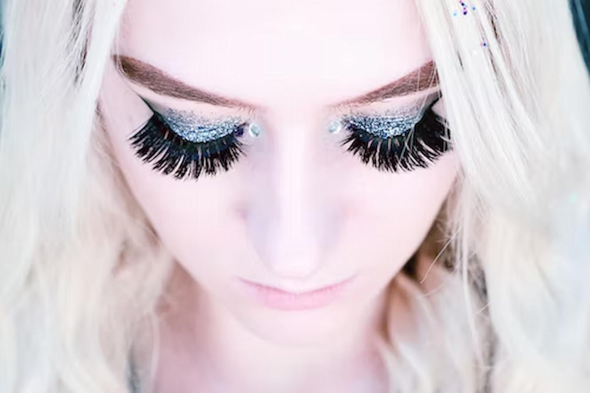 A Comprehensive Guide On How To Make Your Lashes Attractive